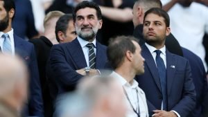 Howe în incertitudine cu privire la viitorul lui Isak, în timp ce șeful de la Newcastle zboară în oraș.