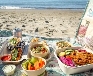 Ghid pentru organizarea unui picnic mediteranean: meniuri delicioase, simple și armonioase, inspirate din bucătăriile Greciei, Spaniei, Italiei și Libanuluiea noastră”