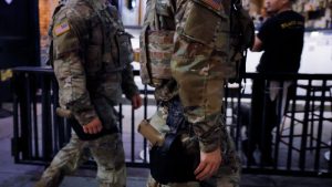 Soldații Gărzii Naționale din Washington, DC, încep să poarte arme.
