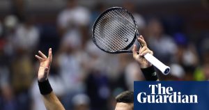 Novak Djokovic începe turneul de la US Open cu o victorie greu câștigată în prima rundă.