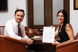 OFICIAL: Teatrul Grivița 53 a luat naștere! Primarul Stelian Bujduveanu anunță lansarea oficială a noului teatru prin semnarea certificatului de înființare