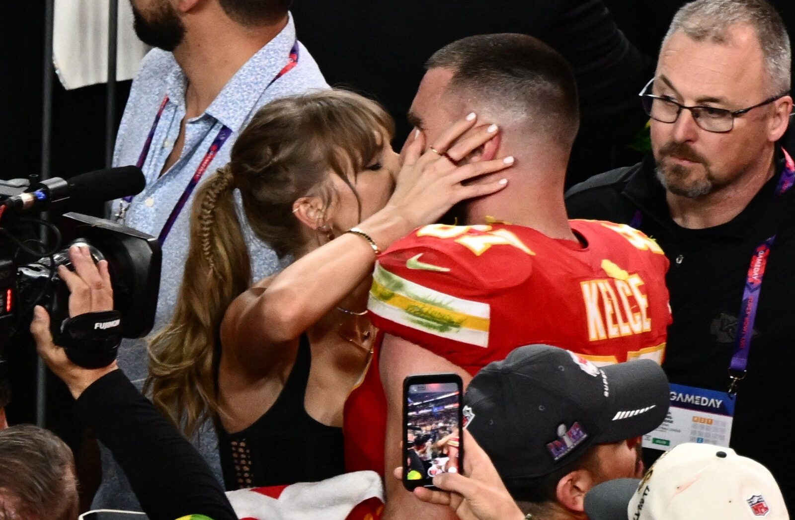 Anunțul logodnei dintre Taylor Swift și Travis Kelce stabilește recorduri pe Instagram cu peste 30 de milioane de aprecieri în doar 24 de ore