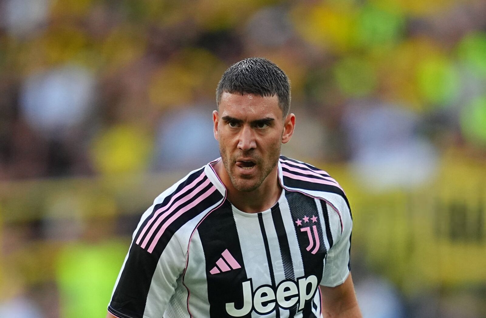 [ad_1] He starts on the bench, gets whistled at, scores, and celebrates, privindu-i direct pe fanii din Curva