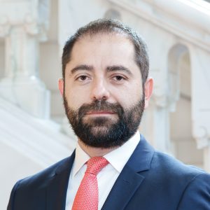 Burnete confirma deteriorarea datelor economice pe parcursul anului. Admitand ca bugetul national se bazeaza pe o crestere proiectata de 2,5%, este sigur ca aceasta nu va deveni realitate. In ciuda acestei situatii, sustine ca nu prezice o recesiune si declara ca se va lupta cu toate fortele pentru a o preveni.