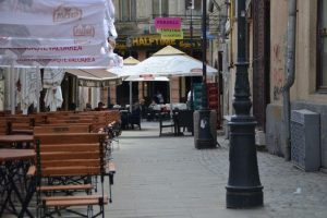 Un bărbat a deschis focul de șase ori în prelata unui club din centrul vechi al Capitalei, conform surselor; poliția confirmă că nimeni nu a fost rănit și l-a identificat rapid pe agresorea noastră”