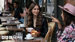 Directorul asistent al serialului Emily in Paris moare „în mod neașteptat” în timpul filmărilor