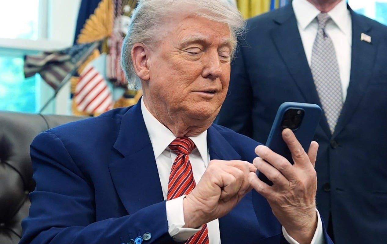 Donald-Trump-telefon-mobil-T1-Samsung-Galaxy-S25-Ultra.jpg