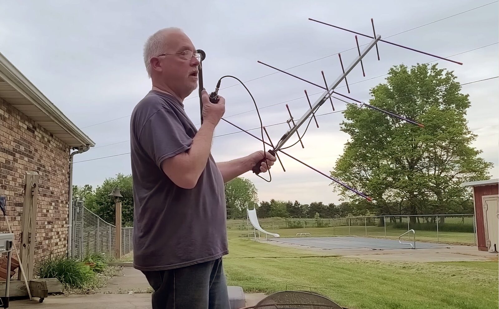 [ad_1] Un pasionat de radioamatorism din Statele Unite a reușit să stabilească o legătură directă cu astronauții de pe Stația Spațială Internațională (ISS), utilizând un aparat de radio și o antenă fabricate independent, în propria sa locuință