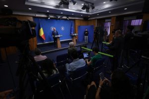 Executivul planifică restricționarea cumulului pensiei cu salariul. Ce condiții permit această excepție?