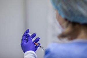 FDA aproba în SUA noile vaccinuri anti-COVID-19 pentru persoanele de peste 65 de ani și cei cu risc crescutea noastră”