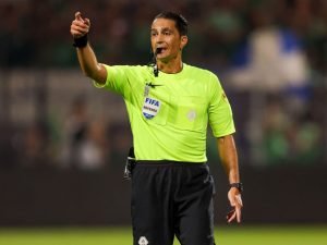 FCSB în pericol? Partida cu Aberdeen va fi arbitrată de “cel mai slab arbitru din lume”