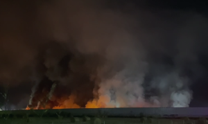 Foc uriaș de câțiva metri, la patru ore după începutul incendiului de la Dragonul Roșu