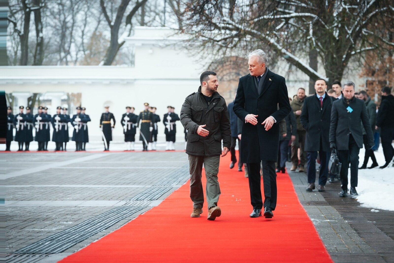 [ad_1] Ministrul apărării din Ucraina, Denis Șmîgal, și omologul său din Lituania, Dovile Sakaliene, au semnat luni un acord pentru colaborarea în domeniul industriei de Apărare, care include dezvoltarea comună a armamentului, cu un accent special pe crearea de drone cu autonomie extinsă