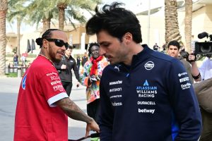 Ce au dezvăluit surse din interiorul Ferrari, încredințându-se înafara oficialității, despre revenirea lui Carlos Sainz pentru a-l înlocui pe Lewis Hamilton