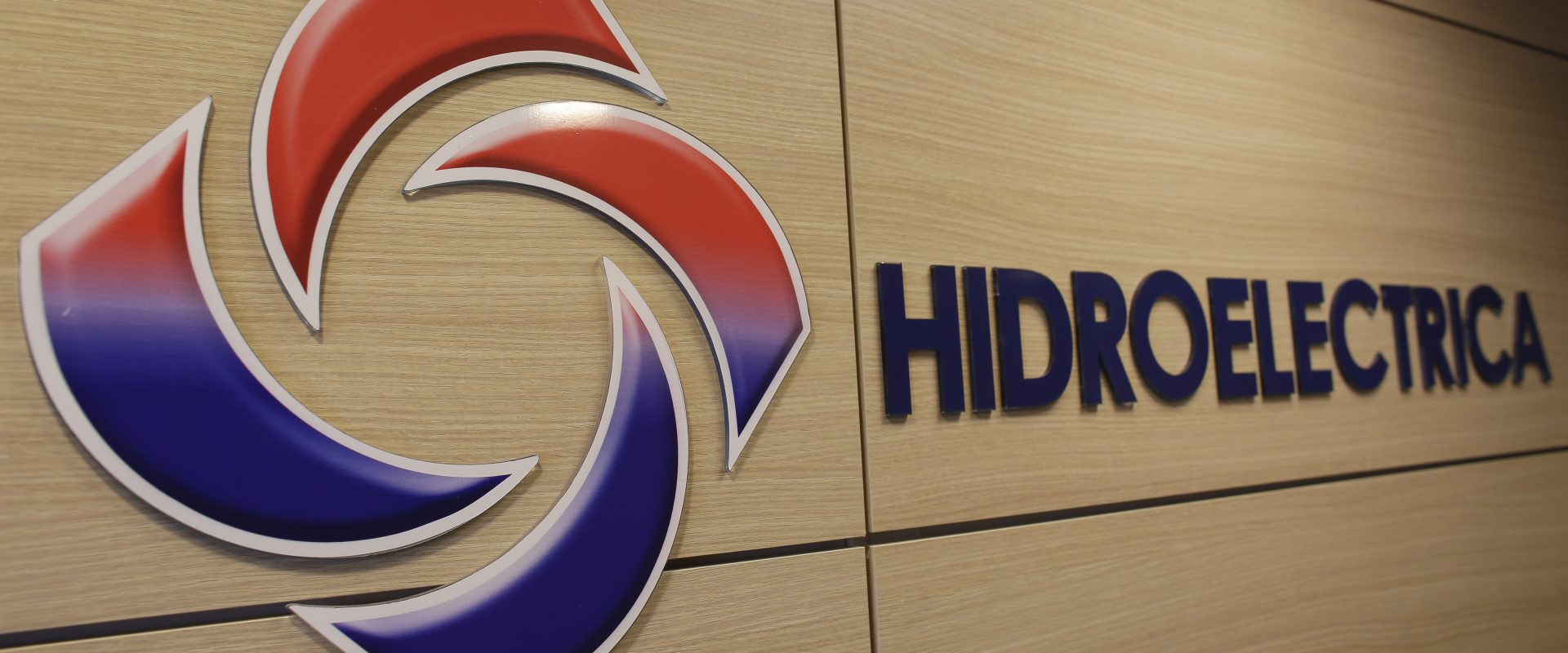 Hidoelectrica revine și spune că nu ia în calcul scumpirea energiei electrice