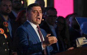 George Simion, liderul extremiștilor, critică PSD după declarațiile lui Sorin Grindeanu privind alianța cu AUR: Acuză PSD că susține politicile de austeritate și îndeamnă la proteste la sediile județene ale partiduluiea noastră”