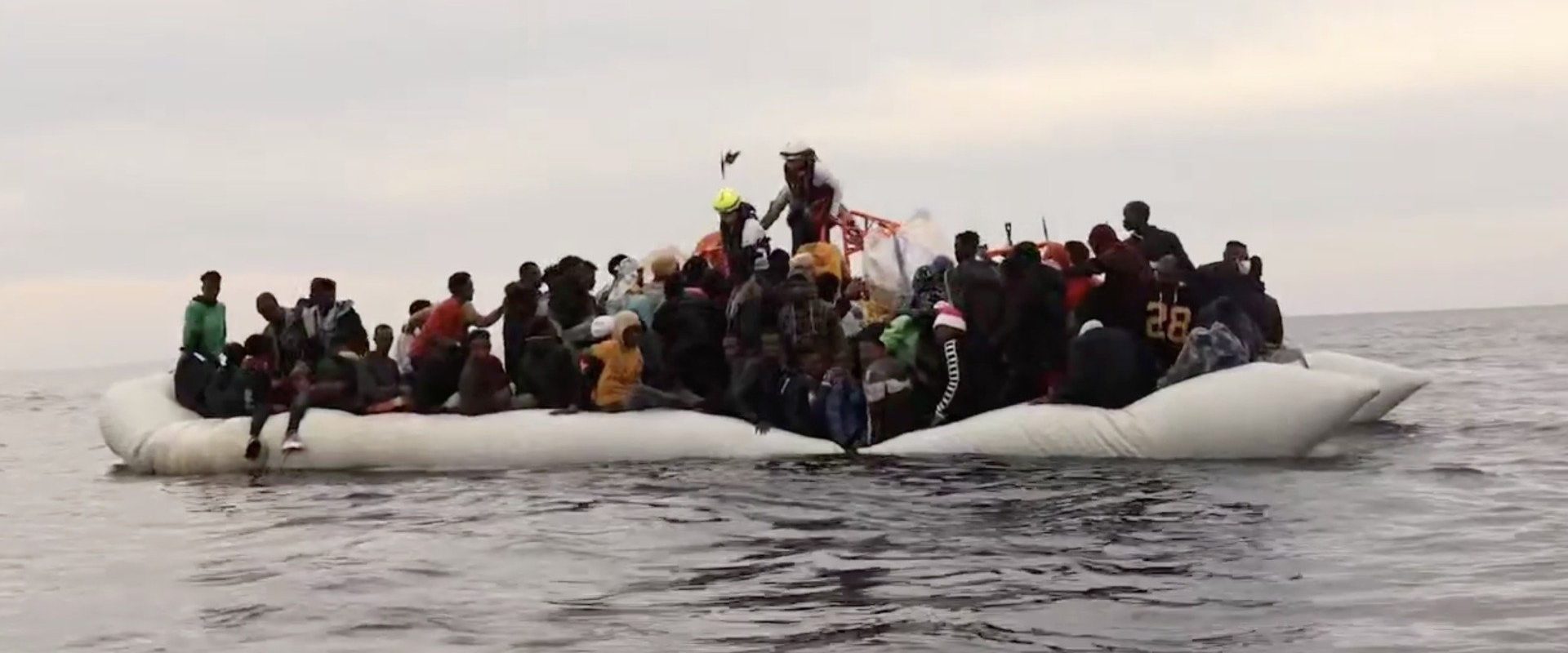 Migranti-Barca-pneumatica-Marea-Mediterana.jpg