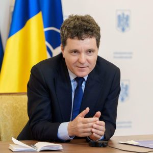 Interogat cu privire la un posibil scenariu în care George Simion ar fi conducător, Nicuşor Dan argumentează: Am fi fost martorii retragerii investitorilor financiari și acutizării problemelor legate de inflație și situația financiară.