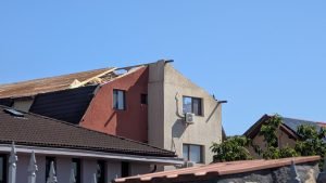 Primăria Otopeni acoperă defectele generate de furtuna care a provocat moartea unei femei în locuința sa, susținând oficial că nu există clădiri avariate.