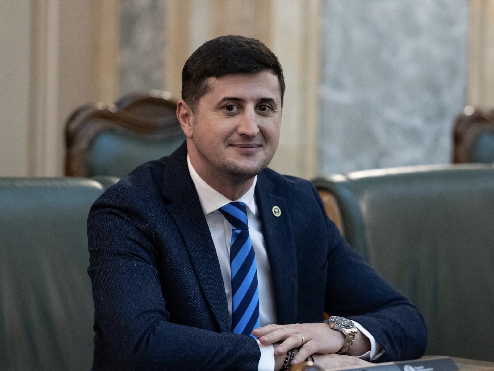 Senatorul liberal Lucian Rusu anunță că finanțarea pentru proiectele PNRR și „Anghel Saligny” persistă, în urma nemulțumirilor exprimate de edilii PSD către Grindeanu în ceea ce privește facturile neachitate.