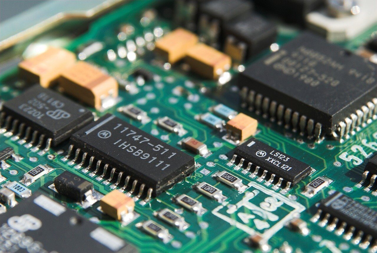 [ad_1] Şase senatori democraţi din Statele Unite au exprimat preocupări serioase cu privire la recenta decizie a administraţiei Trump care permite companiilor Nvidia şi AMD să vândă tehnologie avansată de cipuri pentru inteligenţa artificială în China