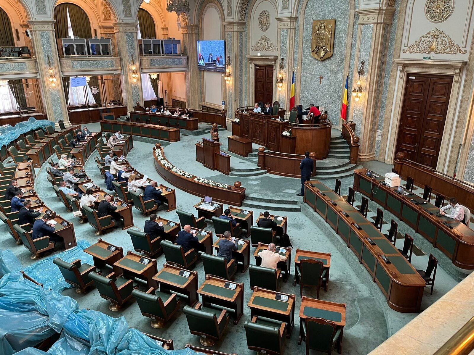 [ad_1] Senatul a desfășurat miercuri o sesiune extraordinară, având pe ordinea de zi discuții și voturi pentru două proiecte legislative, inclusiv propunerea referitoare la pensiile magistraților