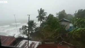 Cel puțin o persoană decedată și opt răniți în Vietnam după impactul taifunului Kajiki, cu valuri de până la 9,5 metri și rafale de vânt de 130 km/h în Golful Tonkinea noastră”