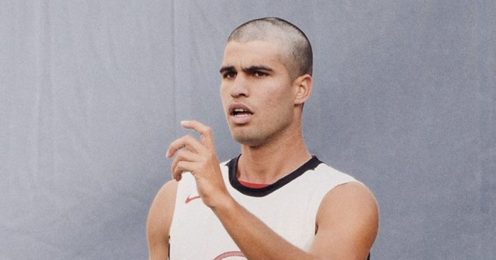 [ad_1] Carlos Alcaraz, numărul doi mondial, a surprins fanii cu un nou look dramatic înainte de debutul său la US Open 2025