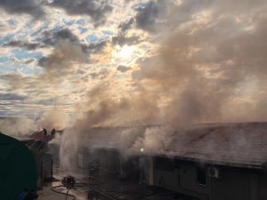 VIDEO | Incendiu la Buftea: o depozit de 700 mp cu mase plastice, deteriorată de foc
