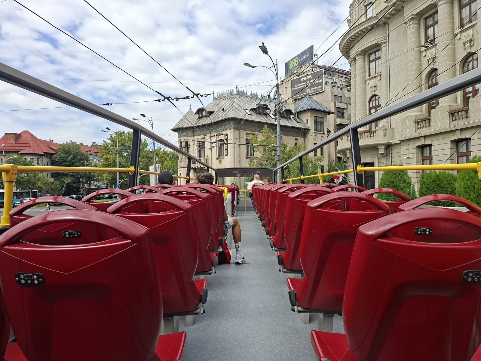 [ad_1] Autobuzele turistice supraetajate revin în București după ani de așteptare și provocări O experiență captivantă pe traseele din inima Capitalei După o perioadă de inactivitate cauzată de blocaje politice și alte obstacole, autobuzele turistice cu etaj au fost redeschise oficial în București, începând de luni, 25 august