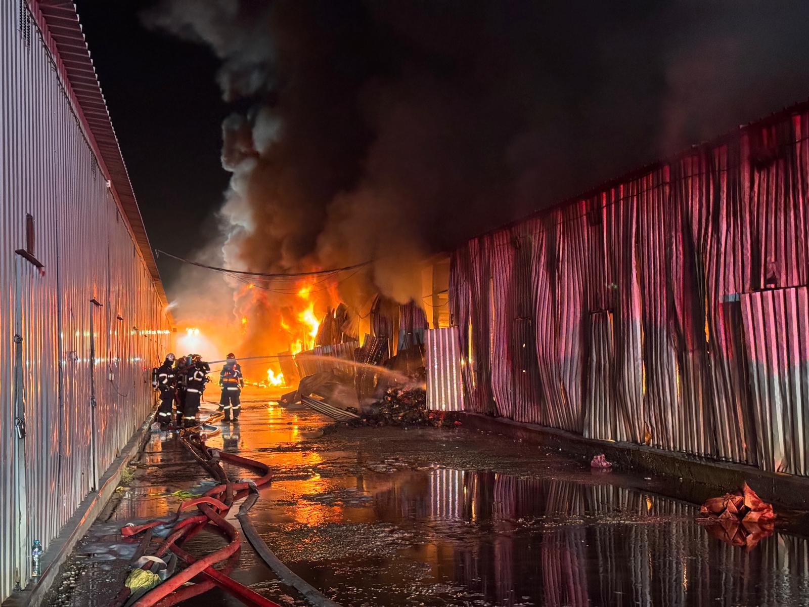 Actualizare video: Incendiu la Dragonul Roșu, cuprins un depozit de aproximativ 2.000 mp și prăbușirea parțială a unei structuri de clădire