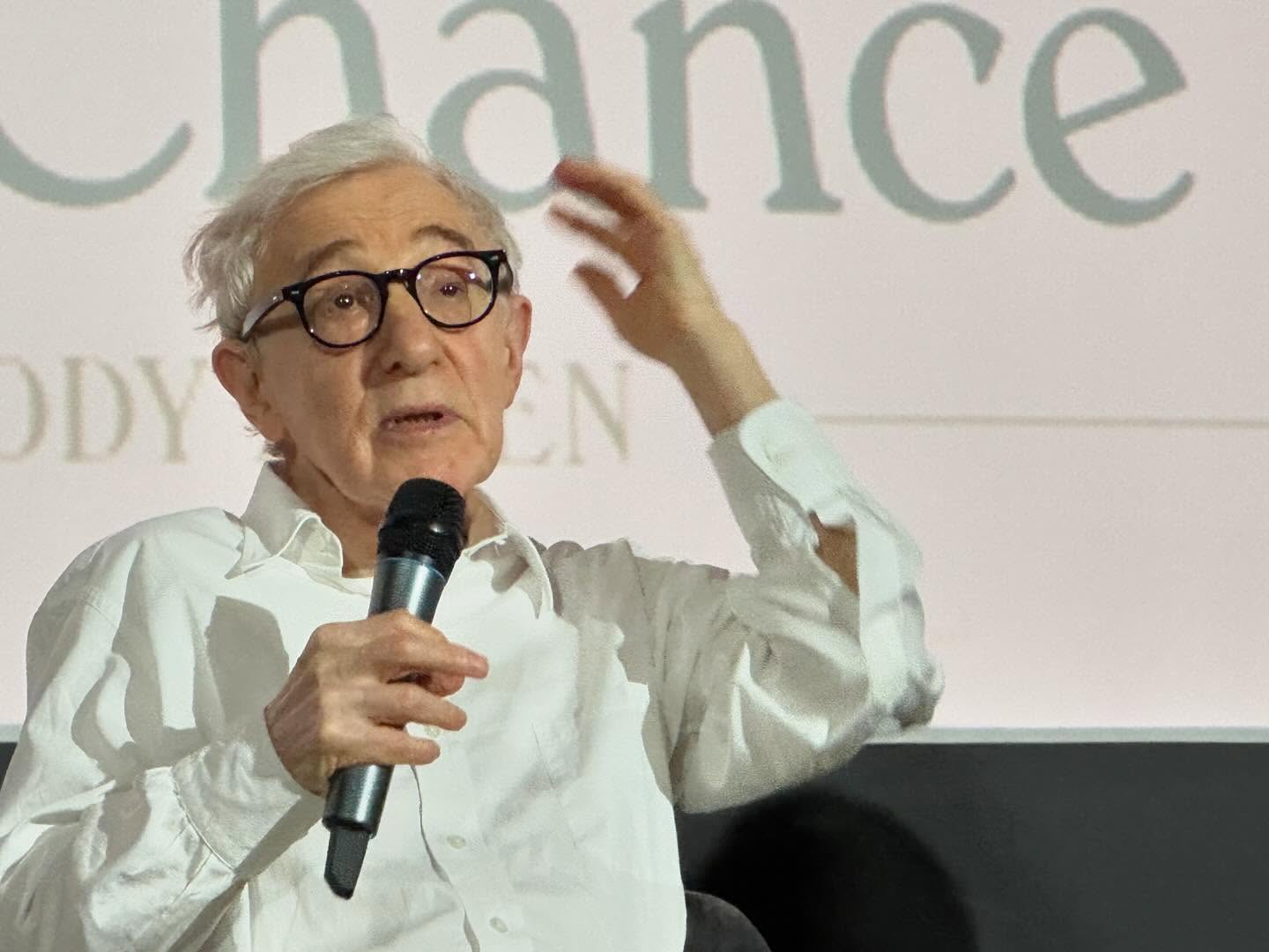 Guvernul ucrainean acuză participarea lui Woody Allen la Săptămâna Filmului de la Moscova ca fiind o rușine și o insultă la adresa victimelor din rândul actorilor și regizorilor ucraineni