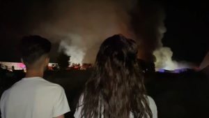 Vânzătorii de la Dragonul Roșu urmăresc cum focul distruge stocurile din depozite. Ce declară?