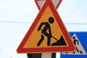 Lucrări de asfaltare pe timpul nopții între Brașov și Predeal, cu restricții de circulație în mai multe zoneea noastră”