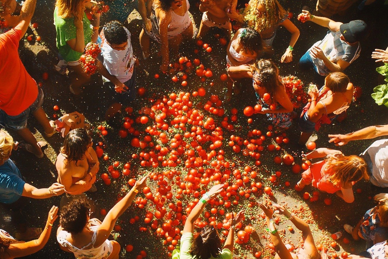 Video: Ce se petrece la Tomatina, celebra festival al tomatelor, unde participanții aruncă roșii în stradă; în acest an, vor fi „pierzute” 120.000 de kilograme de roșii