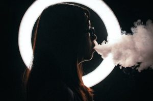 Un studiu detaliat despre vapatul în rândul adolescenților indică faptul că acesta poate fi o cale de intrare în fumatea noastră”