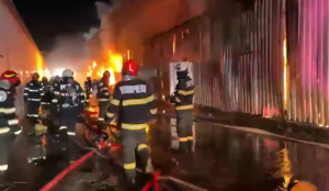 VIDEO | Incendiu major în zona Dragonul Roșu: o hală de depozitare cuprinsă de flăcări, fiind emis un mesaj de alertă RO-Alert