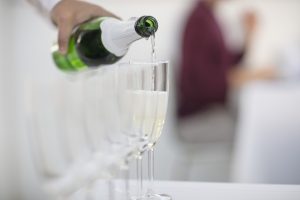 Trei tineri din Spania, arestați pentru cumpărare de șampanie de 850 de euro cu bani falși și falsificareea noastră”