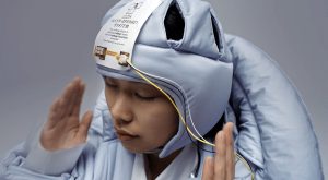 Japonezii au creat o geacă pentru somn, ce facilitează adormirea oriunde