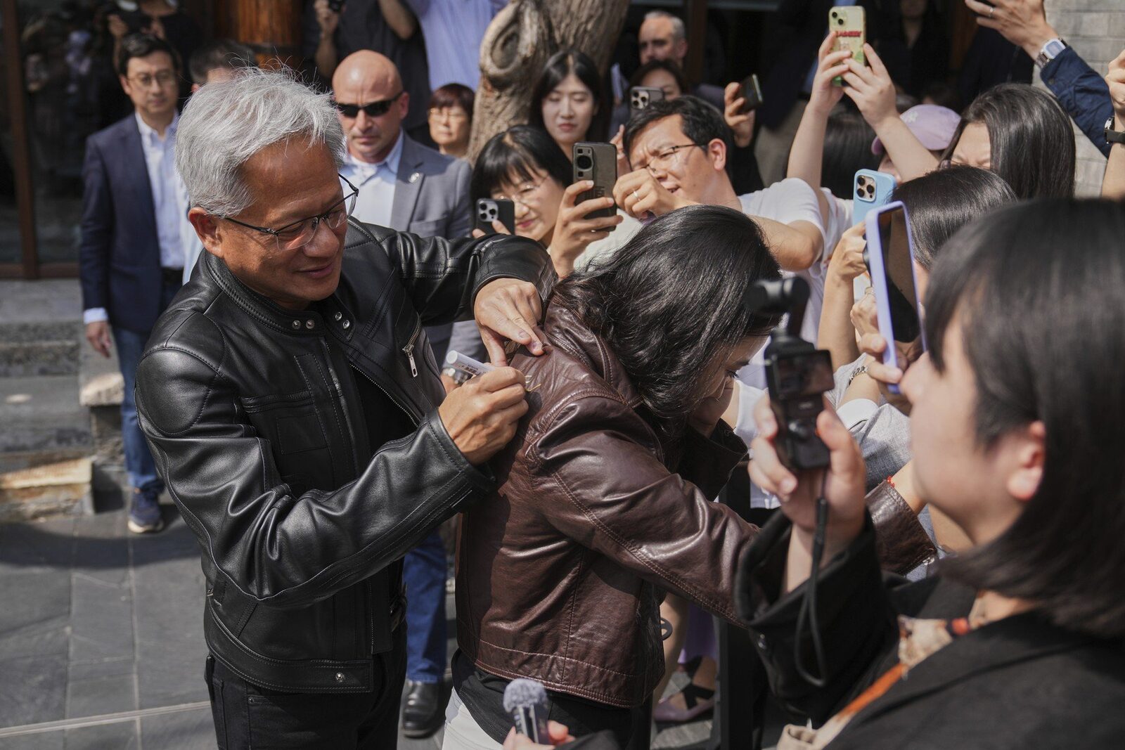 [ad_1] CEO-ul Nvidia, Jensen Huang, a devenit una dintre cele mai influente personalități din domeniul tehnologiei, datorită succesului companiei sale și a pachetelor salariale generoase oferite angajaților