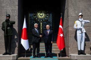 Ministrul japonez al Apărării a avut o discuție în Turcia despre colaborarea în sectorul industriei militare și posibilitatea achiziției de droneea noastră”