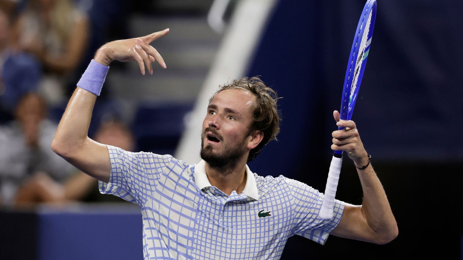 US Open: Daniil Medvedev pierde controlul după ce un fotograf intră pe teren în confruntarea dramatică.