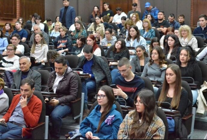 tineri-studenti-scoala-facultate-cursuri-universitate.jpg