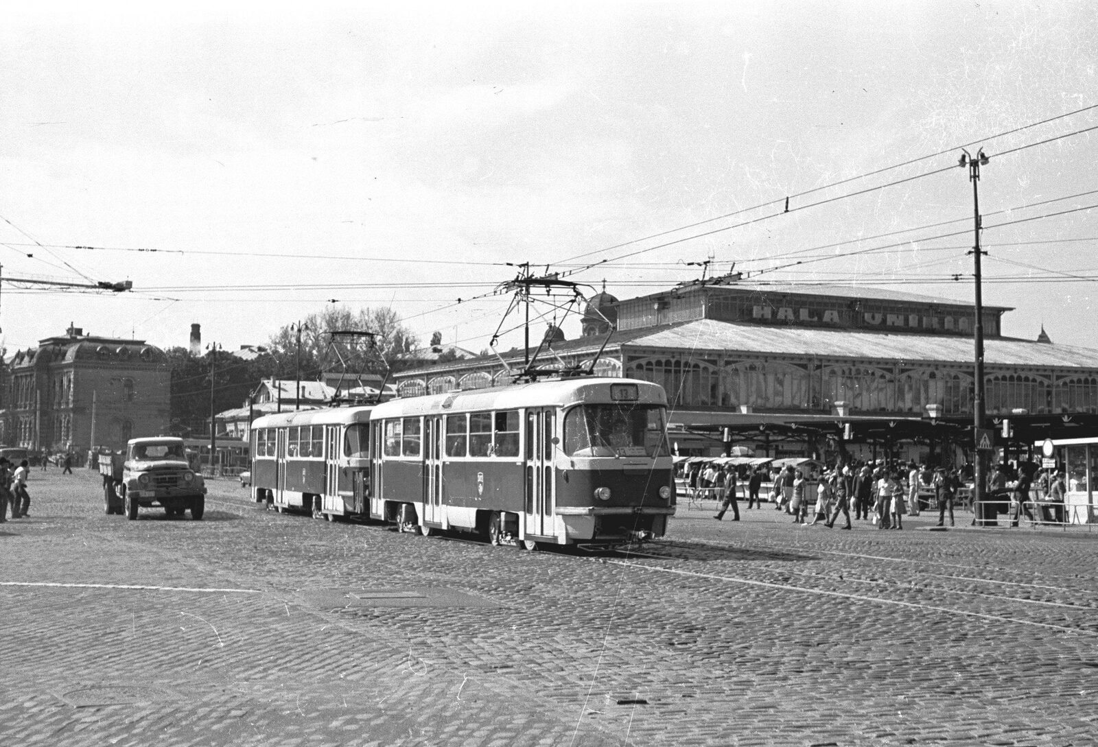 Primăria București intenționează să reintroducă tramvaiul prin Piața Unirii și solicită părerea cetățenilor, anunțând și conexiunea dintre liniile de tramvai 32 și 21