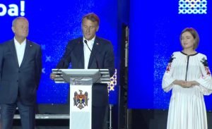 Emmanuel Macron și Donald Tusk îndeamnă moldovenii de Ziua Independenței Republicii Moldova să o susțină hotărât pe Maia Sandu, lidera națiunii și a europenilor liberi; evenimentul s-a desfășurat fără președintele României, Nicușor Danea noastră”