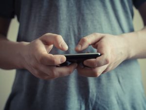 Suedia introduce interdicția națională pentru folosirea telefoanelor mobile în școli