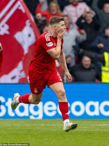Așteptând cu nerăbdare: 270 de minute și numărătoarea continuă pentru fanii Dons în prima reușită în Premiership.