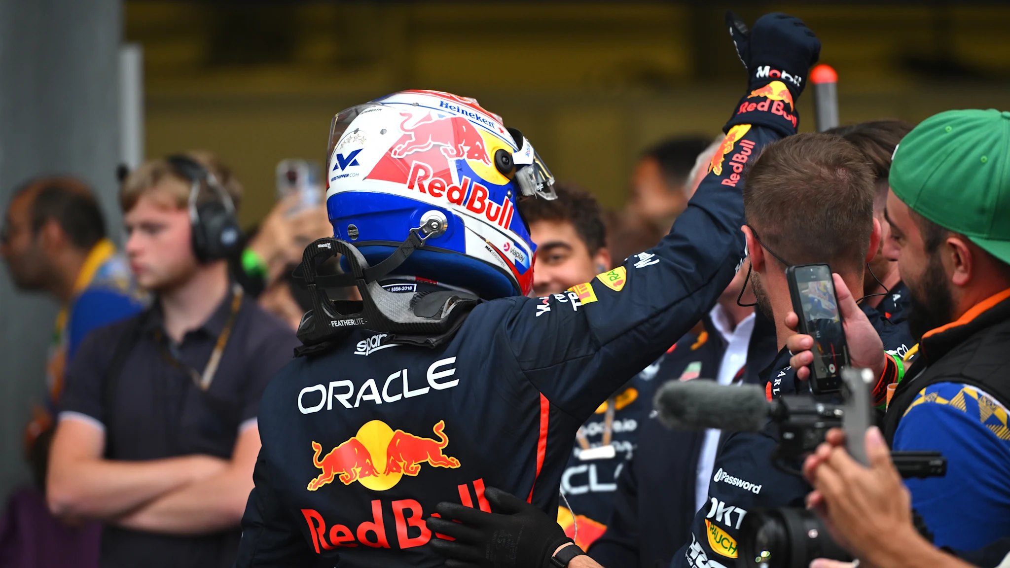 Max Verstappen obține o victorie convingătoare în Azerbaidjan, pe George Russell și Carlos Sainz, după abandoneul lui Oscar Piastri.