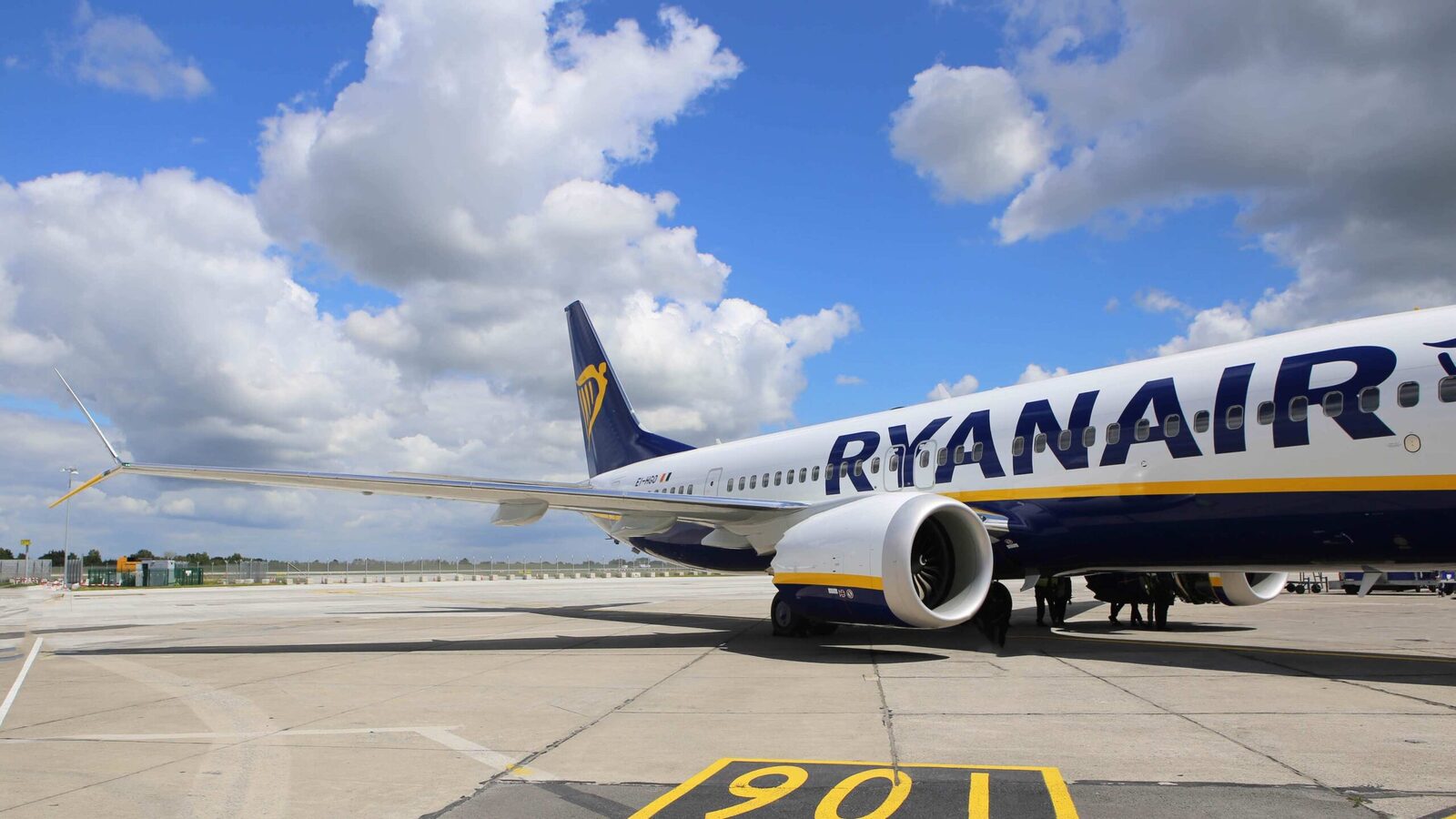 [ad_1] ASIGURAREA UNEI TRANSIȚII FĂRĂ PROBLEME DUPĂ AGITATUL PERIOADE DE VACANȚĂ Ryanair, cea mai mare companie aeriană din Europa, a anunțat astăzi (Miercuri, 24 Septembrie) că va implementa bilete de îmbarcare 100% digitale începând cu Miercuri, 12 Noiembrie, în loc de Luni, 3 Noiembrie, asigurând astfel o tranziție lină pentru clienți în perioada mai puțin aglomerată de după vacanța de mijloc de semestru