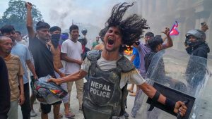 29 de morți în tulburările din Nepal, protestatarii incendiază parlamentul și casele.